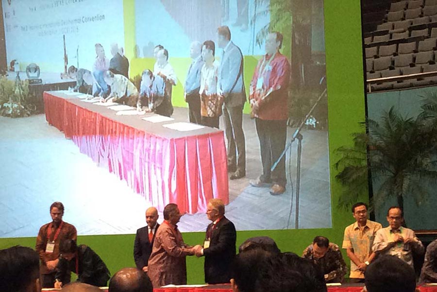 CONEX-2015 (19Aug'2015) - PLN CEO and Mike shaking hands (after signing the MoU)